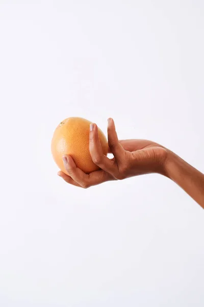 E 'proprio quello che ti serve in questo momento. Studio foto di una donna irriconoscibile che tiene in mano un pompelmo. — Foto Stock