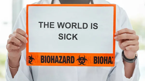 Nous faisions ce que nous pouvions pour guérir le monde. Prise de vue d'un médecin brandissant une pancarte disant LE MONDE EST SICK. — Photo