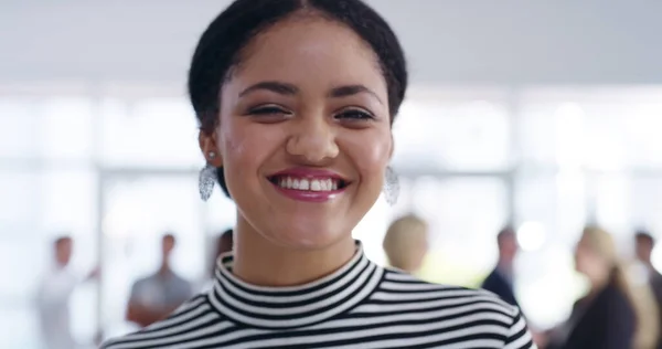 Det vänligaste ansikte du kommer att se på detta evenemang. 4k videofilmer av en attraktiv och glad ung kvinna på ett kongresscenter. — Stockfoto