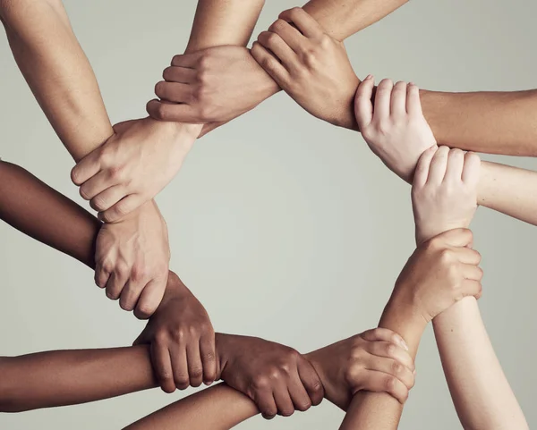 Als een team. Gehakt schot van onherkenbare zakenmensen die samenkomen als een team. — Stockfoto