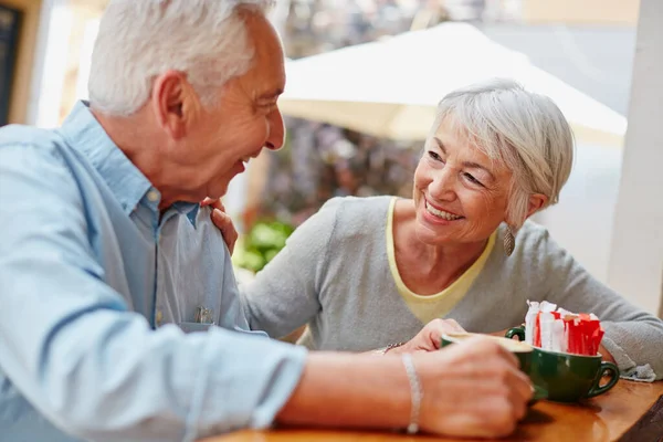 A nyugdíj több időt adott nekik, hogy élvezzék egymás társaságát. Egy idős pár kávézik egy kávézóban.. — Stock Fotó