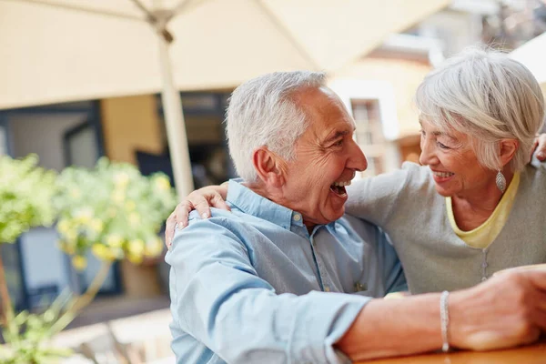 Qui dit que le plaisir n'est que pour les jeunes. Tourné d'un heureux couple de personnes âgées passant du temps ensemble dans un café. — Photo