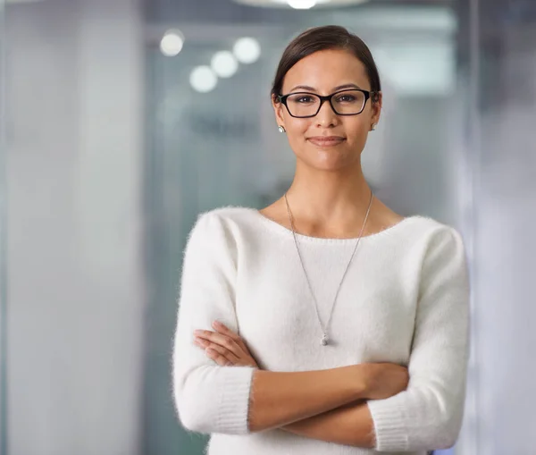 У нее есть отношение к успеху. Обрезанный портрет молодой предпринимательницы, стоящей в офисе. — стоковое фото