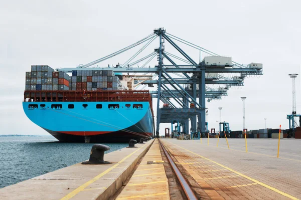 Carga de carga. Un enorme buque de carga atracado en el puerto mientras estaba cargado con contenedores. — Foto de Stock