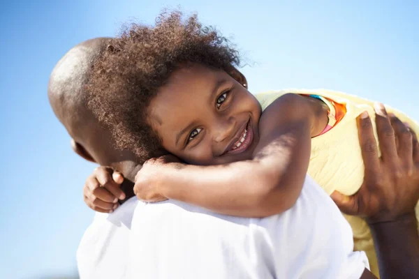 अपने पिताजी के साथ समय का आनंद ले रहे। एक अफ्रीकी-अमेरिकी पिता अपनी प्यारी बेटी को अपने कंधे पर ले जा रहा है . — स्टॉक फ़ोटो, इमेज