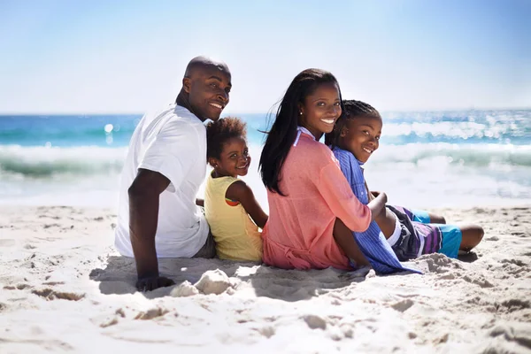 Njuter av havet. En kärleksfull afrikansk-amerikansk familj som njuter av en dag på stranden tillsammans. — Stockfoto