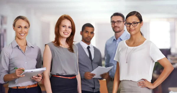 Partilhamos um objectivo e uma visão comuns. Retrato recortado de uma equipe de empresários de sucesso em pé em um escritório. — Fotografia de Stock