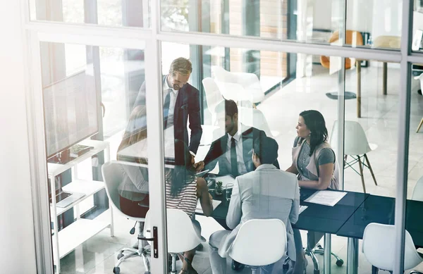 Vorstellung von Ideen im Team. Schüsse auf Geschäftsleute, die sich im Vorstandssaal trafen. — Stockfoto