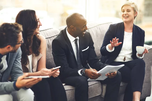 Hun samenwerking zit altijd vol positiviteit. Schot van een groep zakenmensen die samen brainstormden in een kantoor.. — Stockfoto