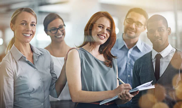 Juntos podemos... Retrato de un equipo de negocios en una oficina. —  Fotos de Stock