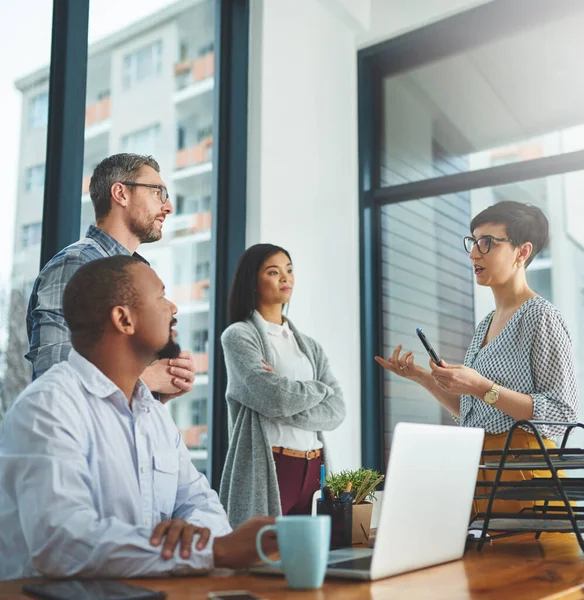 Zusammenarbeit, um die Aufgabe zu erledigen. Aufnahme von Geschäftsleuten, die gemeinsam im Büro arbeiten. — Stockfoto