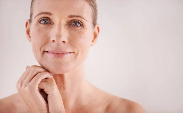 Facing age with a carefree attitude. Cropped portrait of a beautiful mature woman posing in studio. — Stock Photo, Image