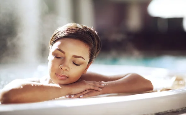 Aujourd'hui, c'est pour être choyé. Tournage d'une belle jeune femme au spa de beauté. — Photo