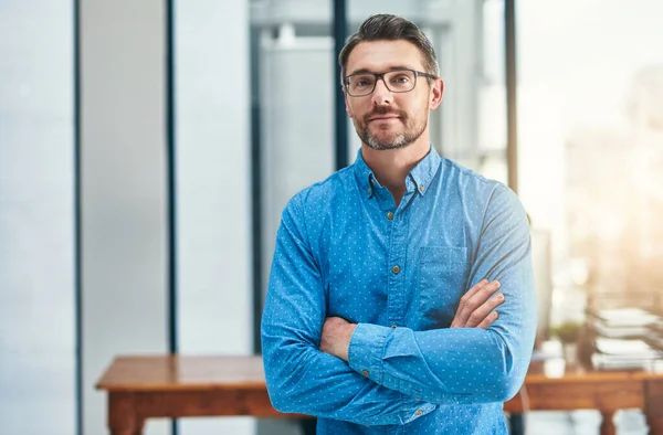 De lat als leider leggen. Portret van een volwassen zakenman in een kantoor. — Stockfoto