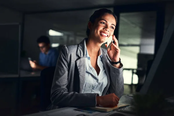 Unter Druck ihr Bestes zu geben. Schnappschuss einer jungen attraktiven Geschäftsfrau, die spät in der Nacht im Büro arbeitet. — Stockfoto