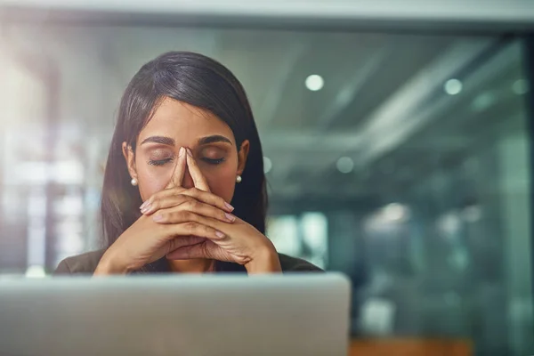 Sentindo-se drenada de todos os seus esforços. Tiro de uma jovem empresária olhando estressado enquanto trabalhava em um escritório. — Fotografia de Stock