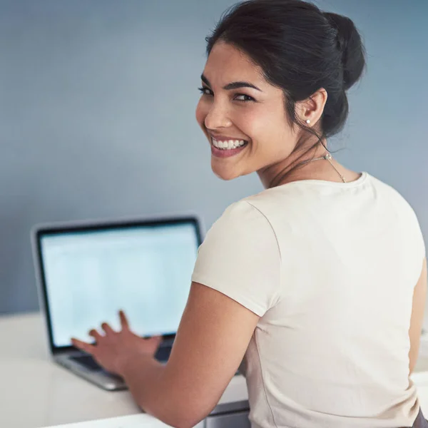 Nunca falho um prazo. Retrato recortado de uma jovem mulher de negócios atraente trabalhando em um laptop em seu escritório. — Fotografia de Stock