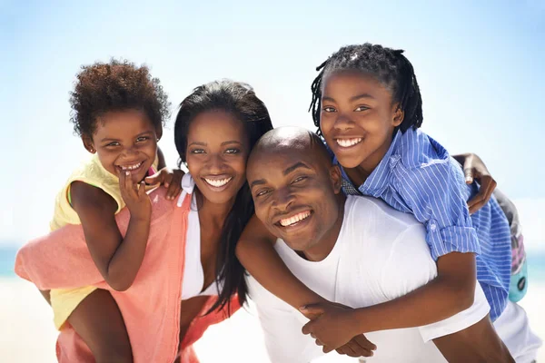 Våra föräldrar är så starka. En afrikansk-amerikansk familj som njuter av en dag på stranden tillsammans. — Stockfoto