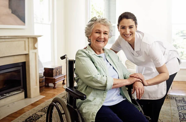 Шейс мій улюблений пацієнт. Портрет доглядальниці з старшою жінкою в інвалідному візку вдома . — стокове фото