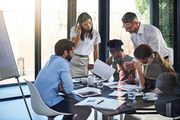 Strategiesitzung Zeit für das Team. Aufnahme einer Gruppe von Geschäftsleuten bei einem Treffen in einem Sitzungssaal. — Stockfoto