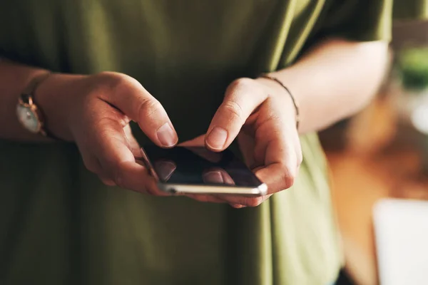 Die besten Benachrichtigungen kommen von Neukunden. Aufnahme einer unkenntlichen Frau mit einem Smartphone bei der Arbeit von zu Hause aus. — Stockfoto