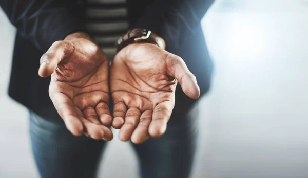 Het is moeilijk voor mij om te vragen, maar ik moet. Close-up shot van een onherkenbare zakenman die met zijn handen bij elkaar staat. — Stockfoto