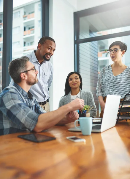 Zusammenarbeit, um die Aufgabe zu erledigen. Aufnahme von Geschäftsleuten, die gemeinsam im Büro arbeiten. — Stockfoto