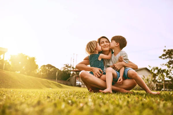 Entrega de beso para mamá. Recortado disparo de una familia joven pasar tiempo juntos al aire libre. — Foto de Stock