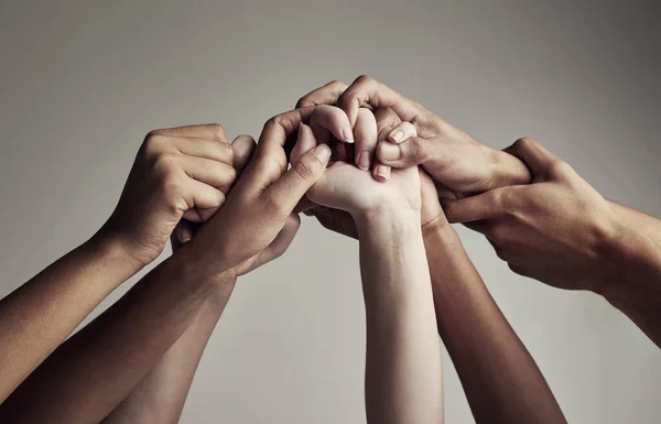 Som ett team. Beskärda skott av oigenkännliga företagare som kommer samman som ett team. — Stockfoto