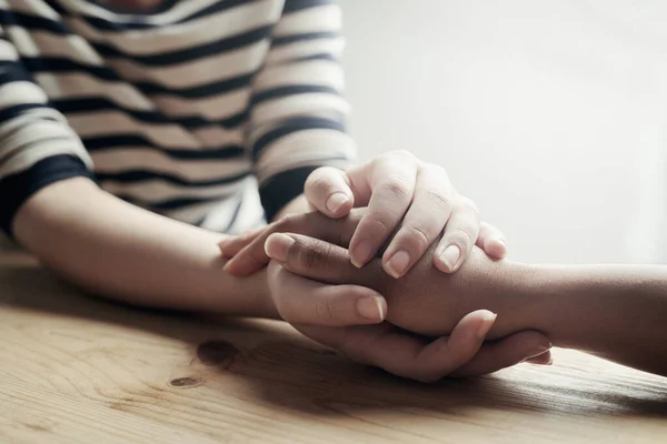 Sono qui per te. Colpo di una donna non identificabile che consolava la sua amica tenendole la mano. — Foto Stock