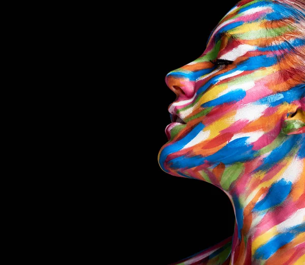 Muy bien coloreada. Foto recortada de una joven posando con pintura en la cara. —  Fotos de Stock