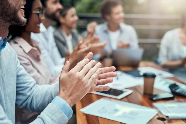 Pronti con il loro applauso. Girato di un gruppo di colleghi che applaudono durante una riunione in un caffè. — Foto Stock