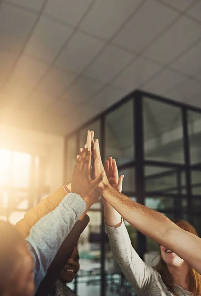 Los tiempos de contacto no duran, pero los equipos de contacto sí. Disparo de un grupo de colegas que se dan unos cinco. — Foto de Stock