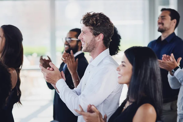 Esa charla merece una ovación de pie. Recorte de un grupo de empresarios aplaudiendo durante un seminario en la sala de conferencias. — Foto de Stock