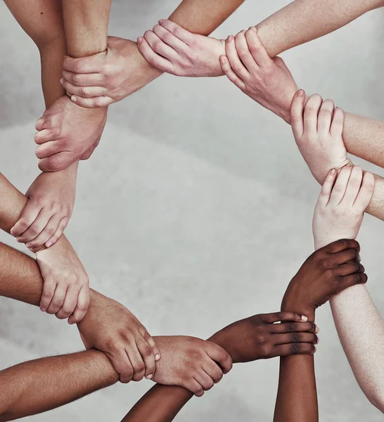 Het grootste ondersteuningsnetwerk. Schot van een groep handen die elkaar vasthouden.. — Stockfoto