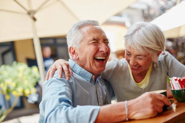 幸福婚姻的秘诀是生活、欢笑和爱。拍到一对老夫妇在咖啡店喝咖啡. — 图库照片