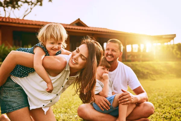 Apprezzo questi momenti. Colpo ritagliato di una giovane famiglia trascorrere del tempo insieme all'aperto. — Foto Stock