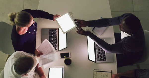 Ολοκληρώνοντας μαζί τα σχέδιά τους για επιτυχία. Βίντεο 4k από μια ομάδα επιχειρηματιών που συναντιούνται σε ένα γραφείο. — Φωτογραφία Αρχείου