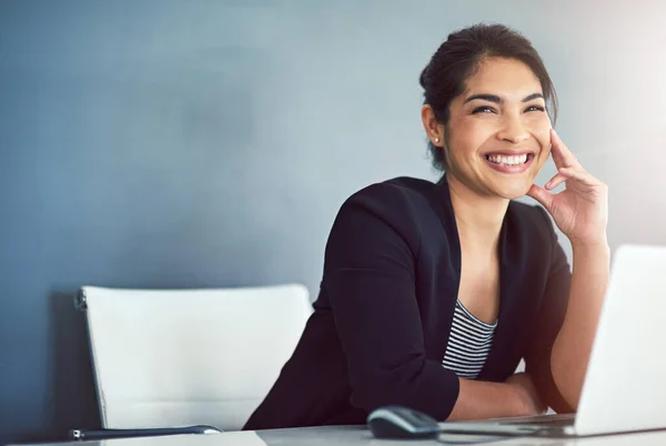 Ser ut som en glödlampa ögonblick. Beskuren bild av en attraktiv ung affärskvinna ser omtänksam medan du arbetar på en bärbar dator på sitt kontor. — Stockfoto