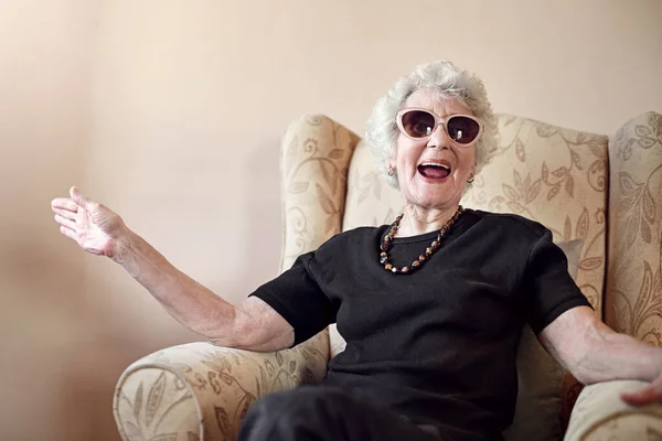 Die meiden hebben niets tegen me. Shot van een coole oudere vrouw thuis. — Stockfoto