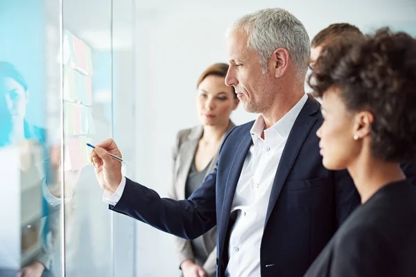 Gedeelde oplossingen brengen gedeeld succes. Foto van een groep collega 's die brainstormen op het werk. — Stockfoto