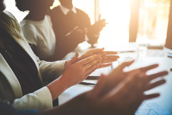 A satisfação dos trabalhadores é da maior importância. Tiro recortado de um grupo de empresários aplaudindo uma apresentação de negócios. — Fotografia de Stock