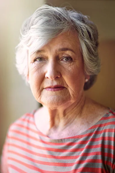 A idade é uma atitude e não um número. Tiro de uma mulher idosa relaxante em casa. — Fotografia de Stock