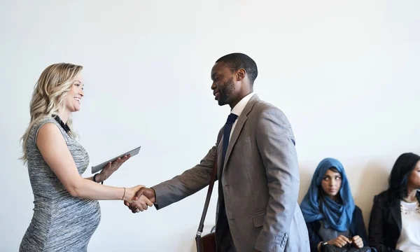 Its so good to finally meet you. Shot of a well-dressed candidate shaking hands with his interviewer before an interview. — Stock Photo, Image