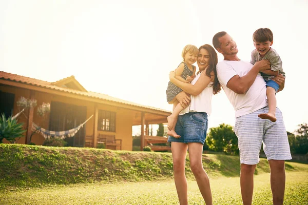 La familia es la bendición más grande que puedas tener. Foto de una familia feliz uniéndose al aire libre. — Foto de Stock