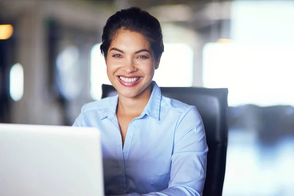 Motive olmuş bir çalışan. Ofiste dizüstü bilgisayarıyla çalışan genç bir iş kadınının portresi.. — Stok fotoğraf