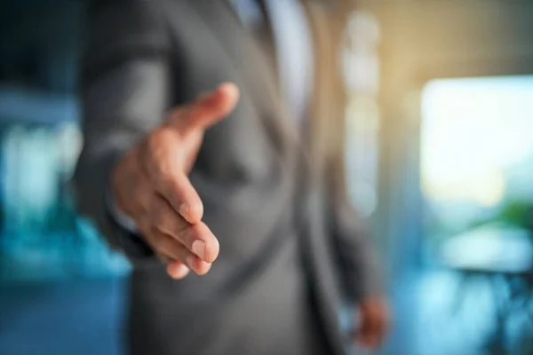 Aangenaam kennis met u te maken. Gehakt schot van een zakenman die zijn arm uitstrekt voor een handdruk. — Stockfoto