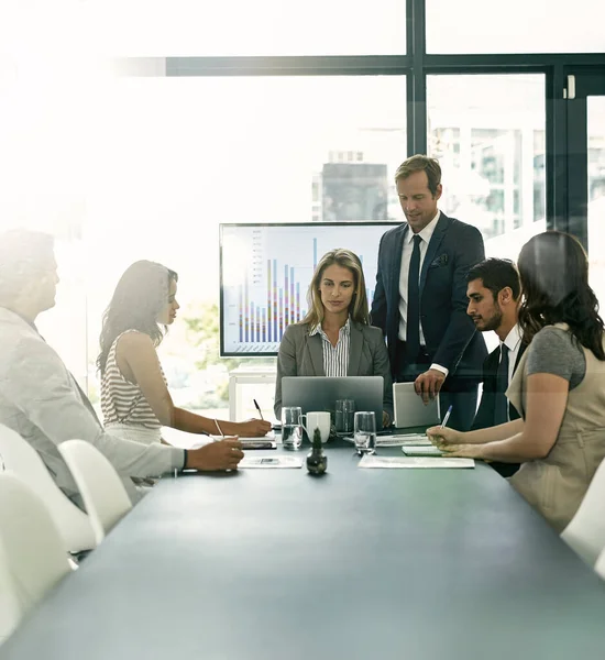 Presentare idee al team. Girato di imprenditori aziendali che si incontrano nella sala del consiglio. — Foto Stock