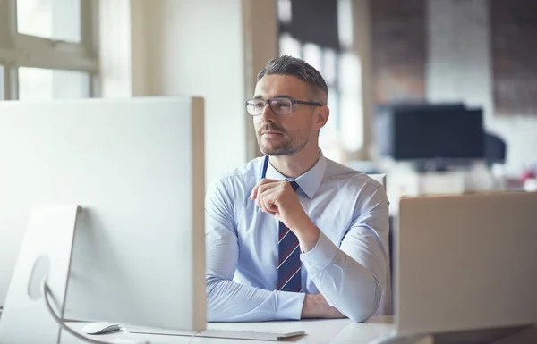 Teknologi skapar kreativitet. Beskuren bild av en affärsman som sitter vid sin dator på sitt kontor. — Stockfoto