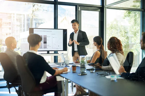 Er legt seine Ideen auf den Tisch. Aufnahme einer Gruppe von Geschäftsleuten, die sich im Sitzungssaal trifft. — Stockfoto